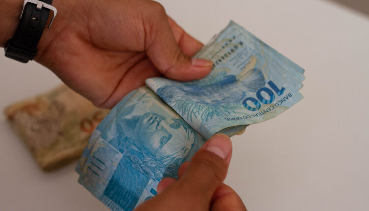 Quer saber como sacar os R$ 6.220 do FGTS? confira o que é preciso e todos os passos para agilizar sua vida financeira.