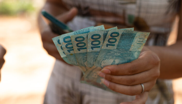 Os idosos do Brasil podem ter direito a um valor extra maior do que se espera. Mas é preciso estar por dentro das regras para receber.