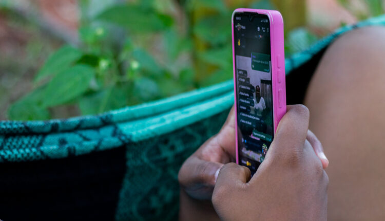 O WhatsApp aposta nos celulares de uso comum como o Android e cria novas versões de figurinhas exclusivas para usuários.