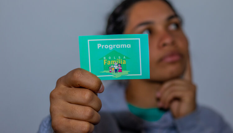 Quem recebe o Bolsa Família e está com expectativas altas para o futuro dos pagamentos do programa acaba de receber um balde de de água fria.