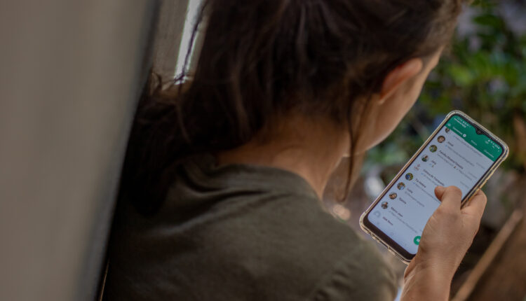 Com ajustes finais em andamento, a próxima atualização do WhatsApp promete transformar o aplicativo em uma plataforma mais versátil e personalizável.(Foto: Jeane de Oliveira / Noticiadamanha.com.br).