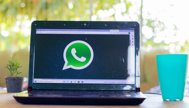 Modo Batman no WhatsApp.
