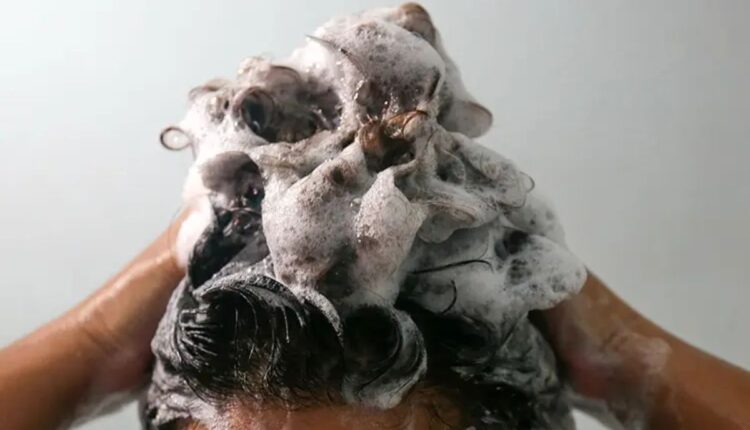 Shampoo para cabelos brancos.