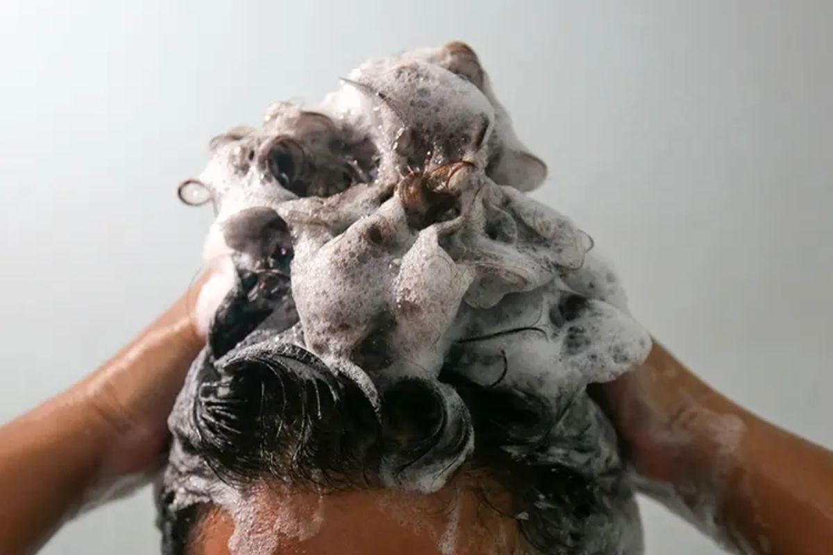 Shampoo para cabelos brancos.