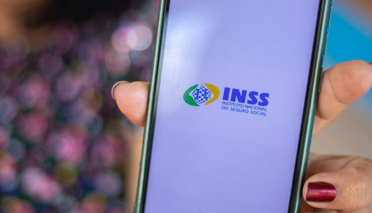 Quer se aposentar completando 30 anos com contribuição ao INSS? Veja as regras que as mulheres brasileiras podem usar.
