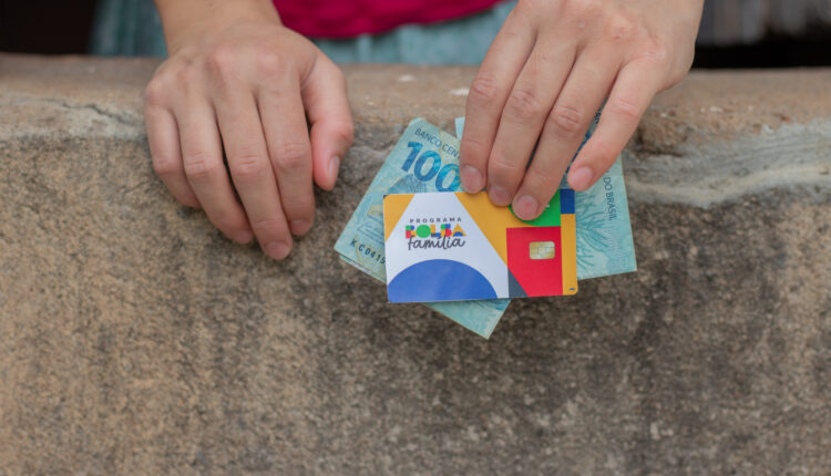Chegou a hora de comemorar, se você está na lista daqueles que foram contemplados com o adicional de R$ 160 do Bolsa Família.