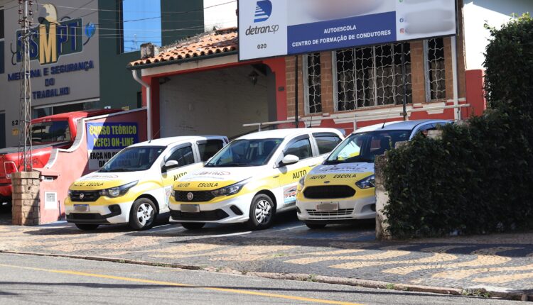 Há mudanças na Lei do brasil aprovadas por Lula e que impactam diretamente nos carros das autoescola para quem quer tirar CNH.
