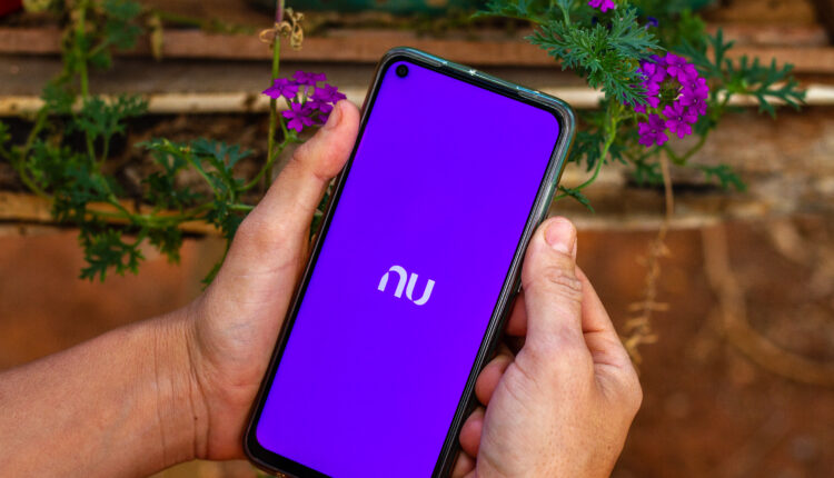 Aplicativo Nubank no celular.