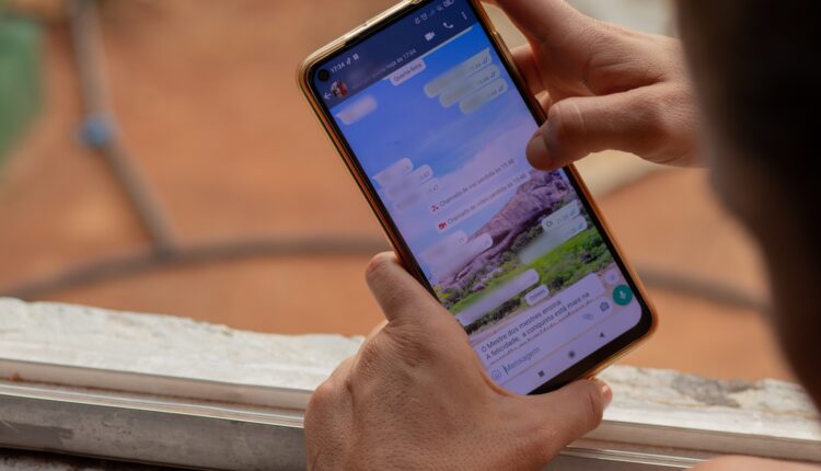 Cuidado ao usar o WhatsApp, pois existe uma descoberta que compromete sua privacidade, especialmente em relação a fotos.