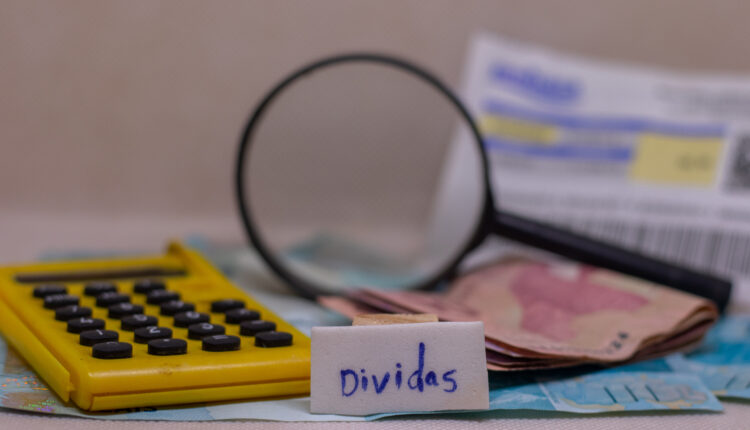 Chegou a hora de dizer adeus às dívidas, especialmente se você já tem mais de 60 anos de idade; veja o que deve ser feito.