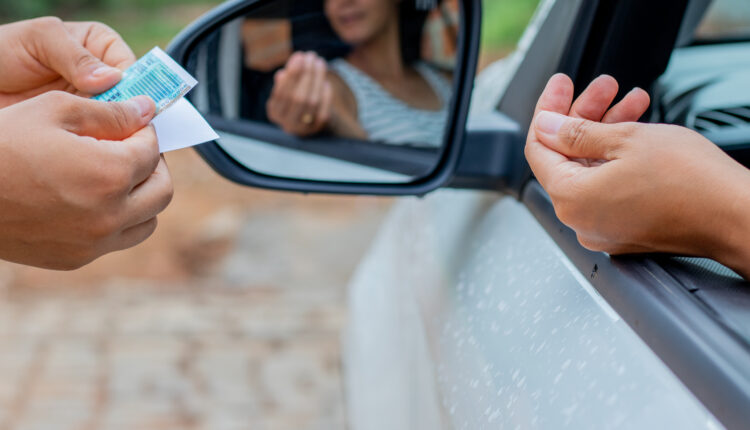 Multa por falta de extintor no carro pode surpreender motoristas desavisados que rodam pelo Brasil.