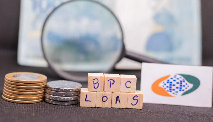 Quem tem direito a receber valores referentes ao saldo retroativo do BPC, pelo INSS? Entenda quais são as regras disso.