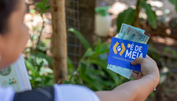Ainda dá tempo de se inscrever para receber o benefício do Pé-de-meia oferecido pelo governo federal aos jovens estudantes.