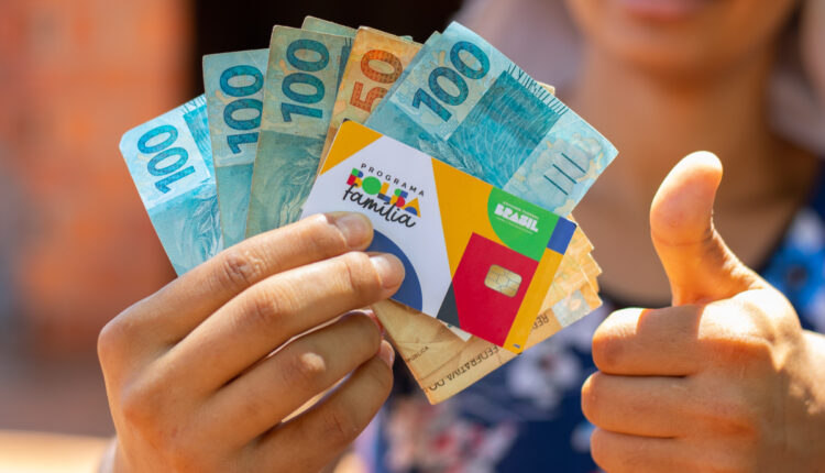 Quem recebe o Bolsa Família, pelo menos algumas pessoas, receberão Pix de R$ 900 ainda em setembro; veja quem pode.