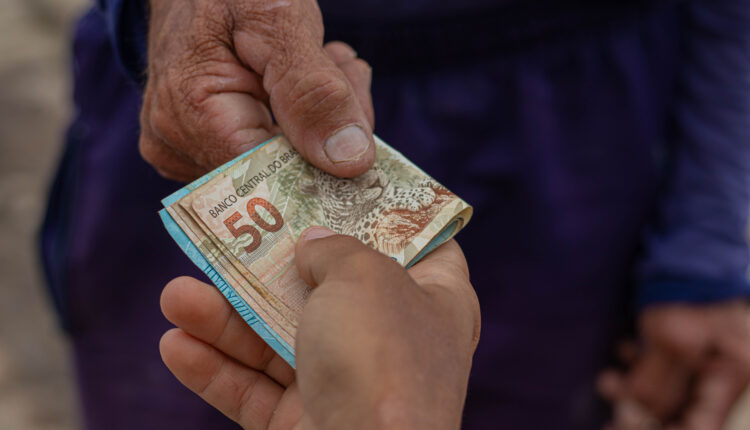 Uma notícia caiu como um grande peso para quem está no INSS. Veja como o reajuste do mínimo afeta os beneficiários do instituto.