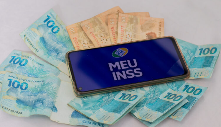 INSS corta benefícios.