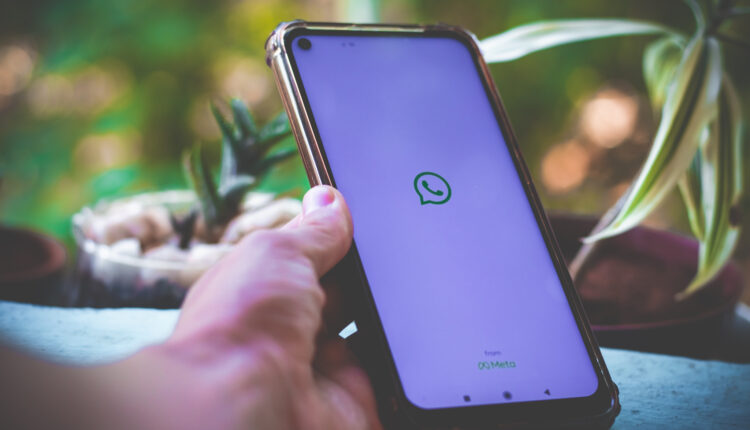 Escutar áudios no WhatsApp.