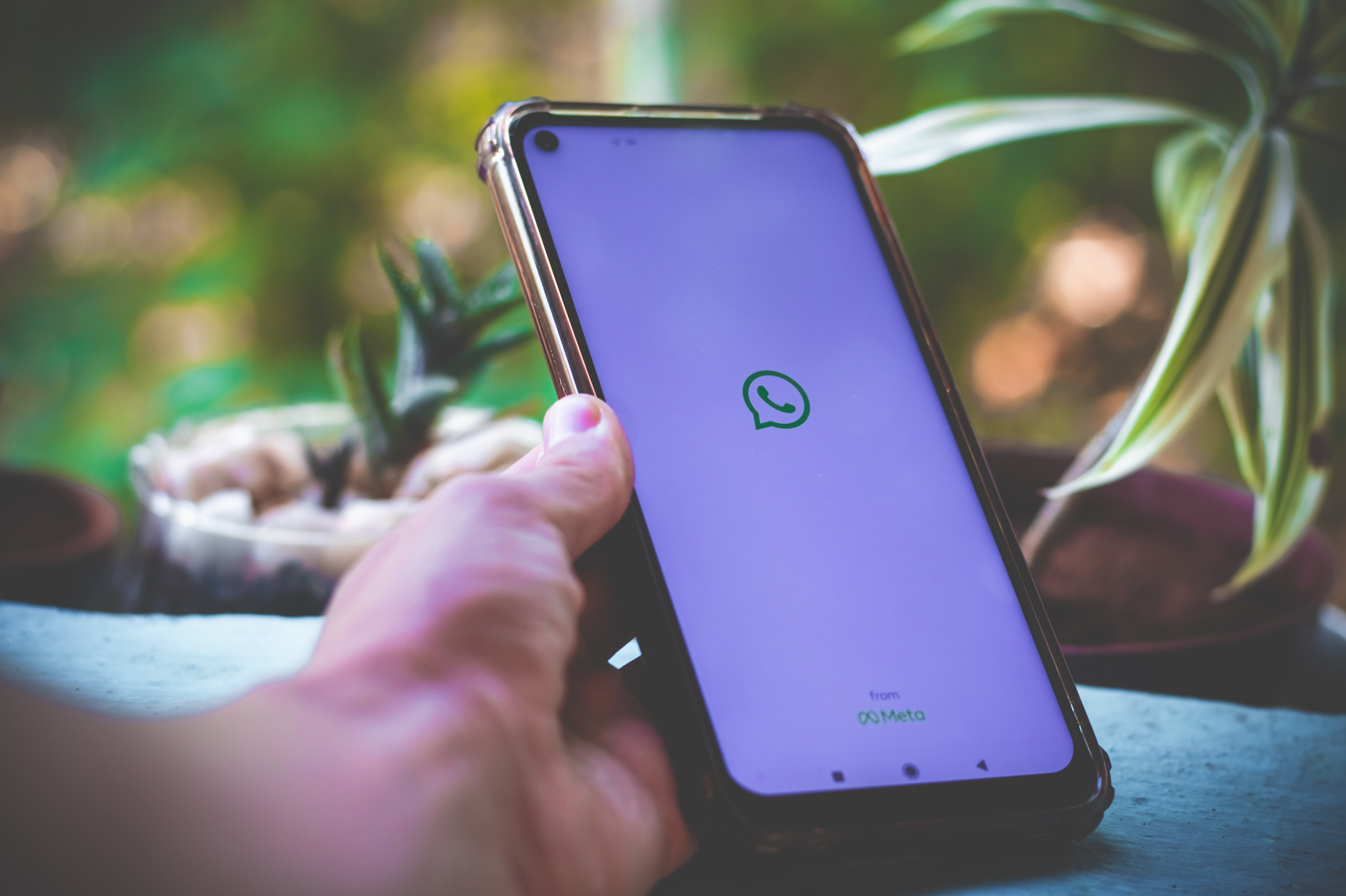 Escutar áudios no WhatsApp.
