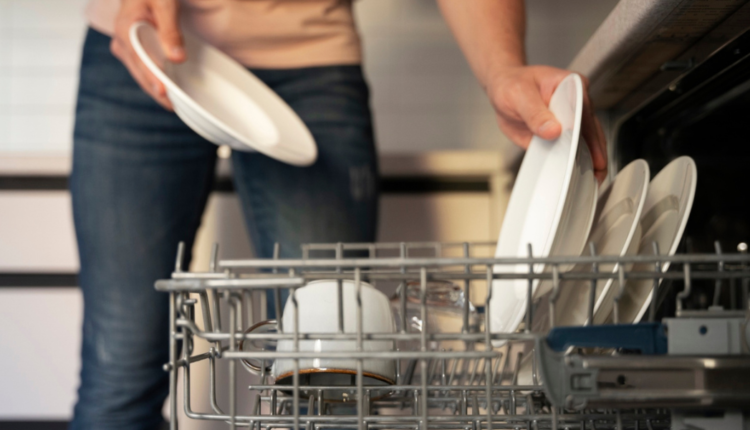 Usar lava-louças compensa Descubra se ela realmente economiza