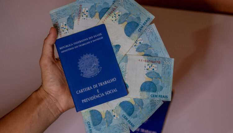 Os trabalhadores registrados devem ficar atentos, pois hoje é o último dia em que o 13º salário pode cair na conta.