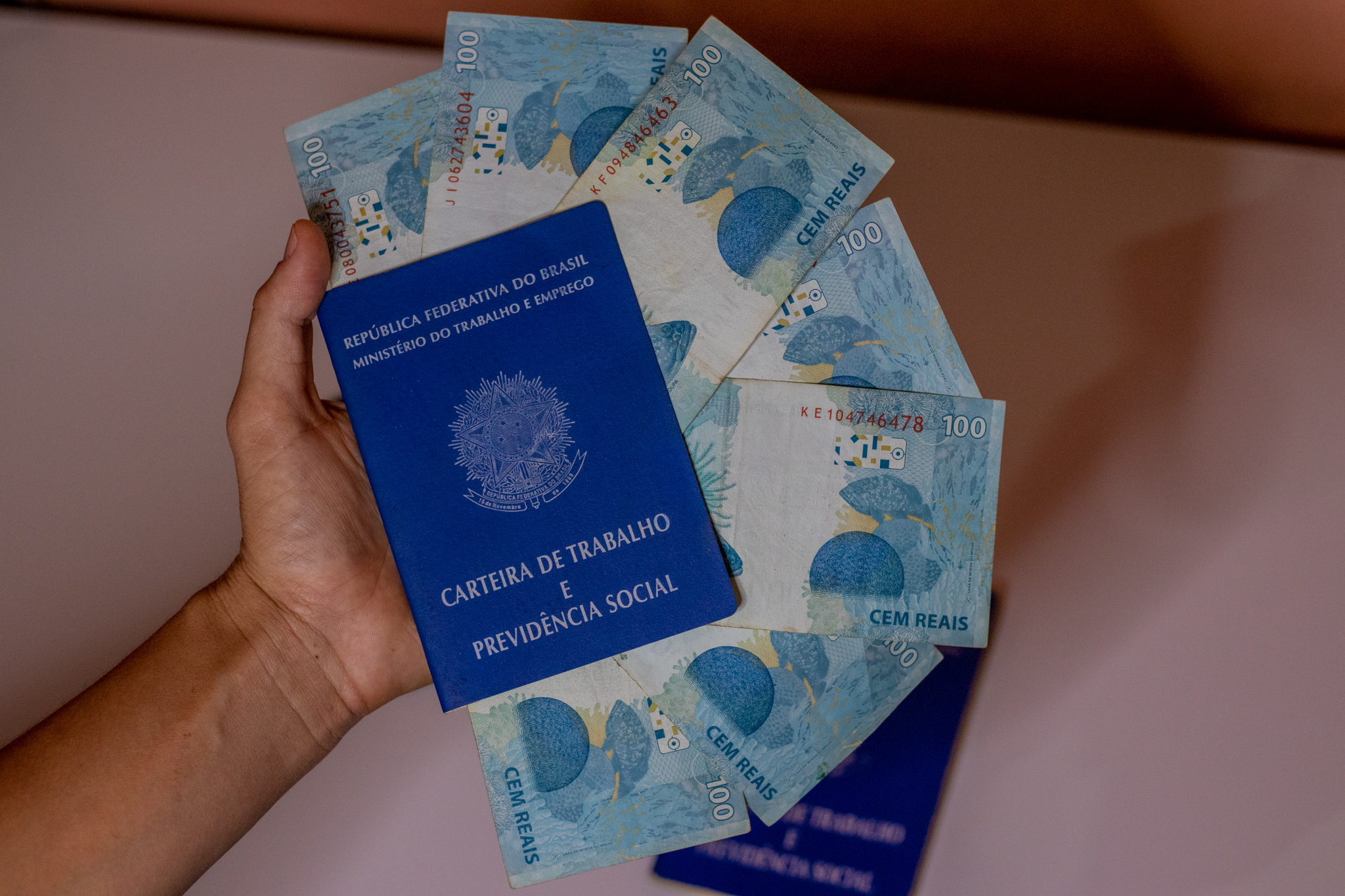 Os trabalhadores registrados devem ficar atentos, pois hoje é o último dia em que o 13º salário pode cair na conta.