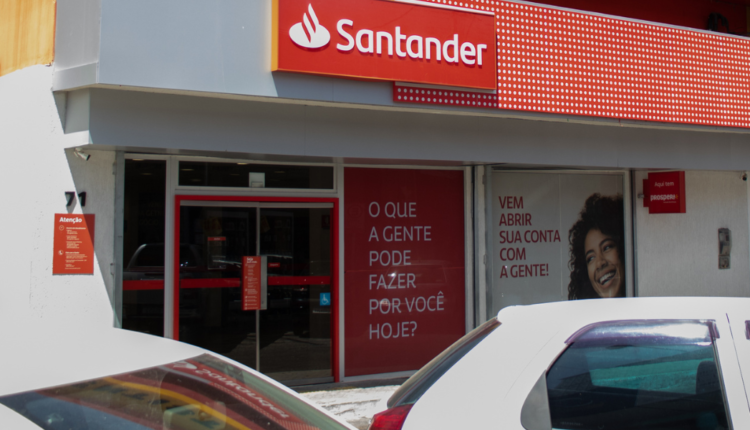 Cartão de crédito Santander sem anuidade e cheio de benefícios liberados veja como garantir o seu