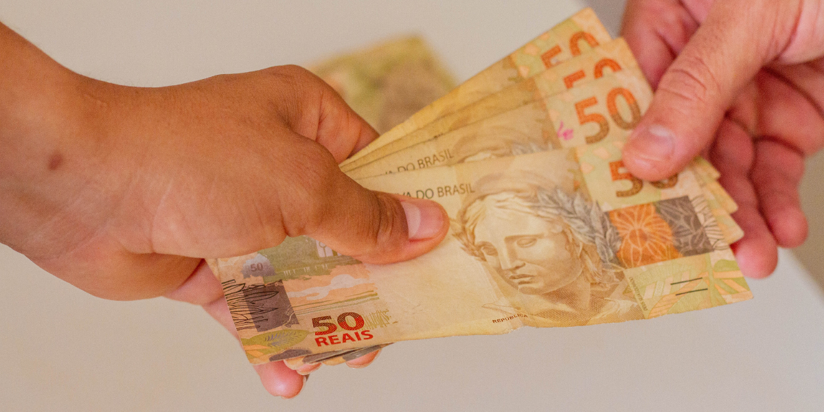 Chance única! 8 mil vagas abertas para mulheres receberem auxílio de R$ 300 por mês – saiba como participar