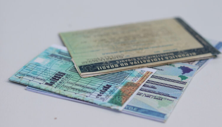Se você tem nome sujo, cuidado com sua CNH ou passaporte: você pode perdê-los.