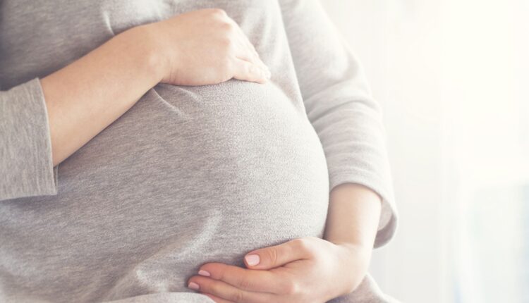 Está precisando de dinheiro, mas está desempregada? Veja como receber o salário-maternidade.