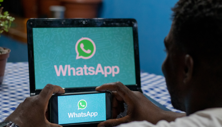 Frases e emojis confira dicas para incrementar suas mensagens de fim de ano no WhatsApp