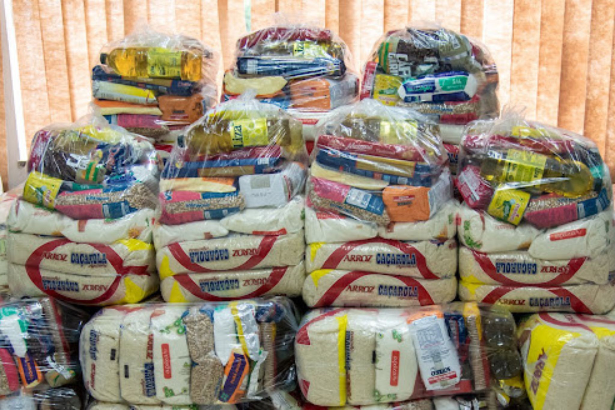 Governo distribui cestas básicas para beneficiários do CadÚnico.