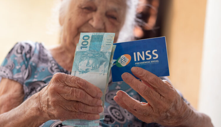 Idade mínima para se aposentar em 2025.