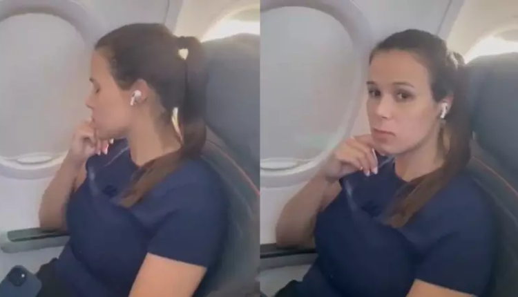 Mulher filmada no avião.