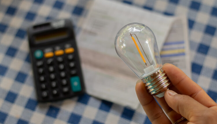 Cansado de pagar até o que não trem com a conta de luz? Veja como economizar!