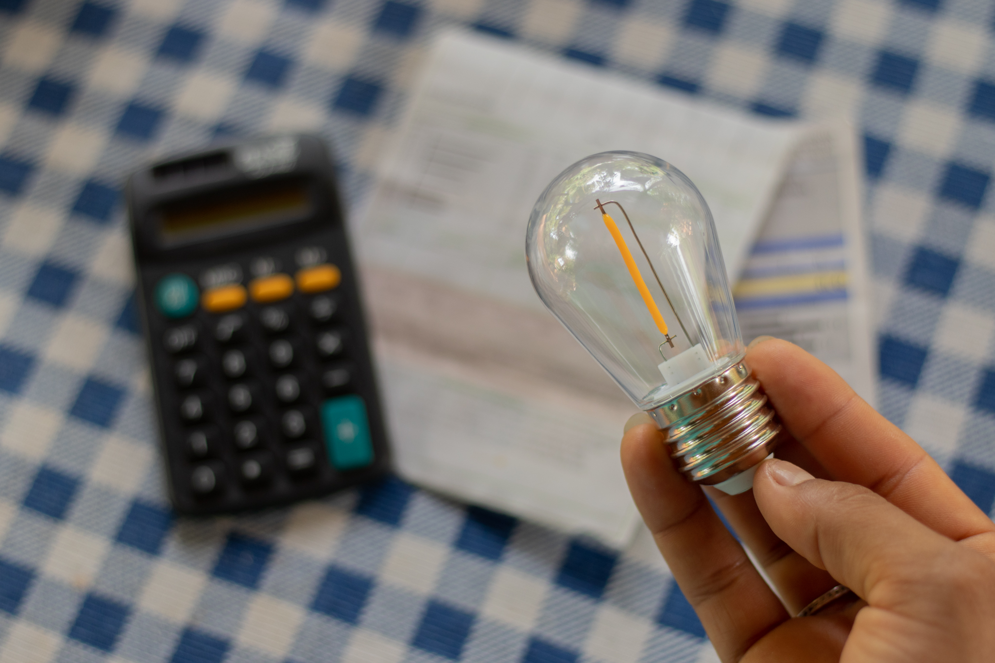 Cansado de pagar até o que não trem com a conta de luz? Veja como economizar!