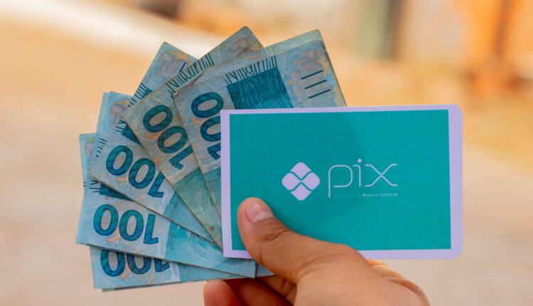 Você sabia que pode receber um pix emergencial ano que vem? Veja as regras!