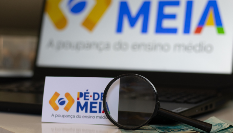 Quando o incentivo-conclusão de R$ 1.000 do Pé-de-Meia vai ser pago Confira o calendário