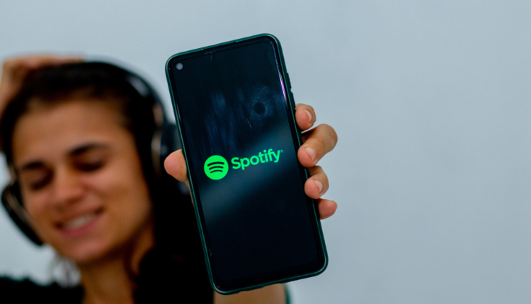 Quem são os artistas mais tocados do Spotify no Brasil e no mundo – veja quem surpreendeu em 2024