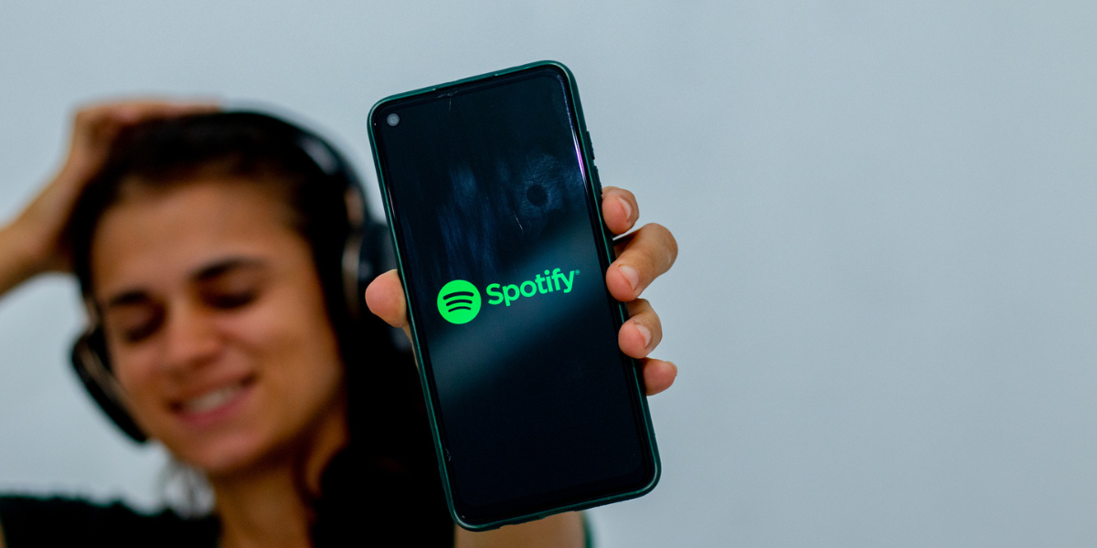 Quem são os artistas mais tocados do Spotify no Brasil e no mundo – veja quem surpreendeu em 2024