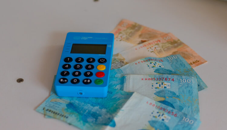 Precisando de dinheiro? Veja como conseguir usando a maquininha de cartão!