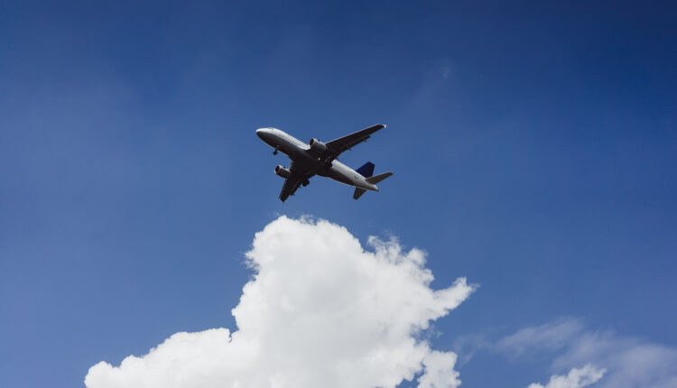 Avião voando no céu.