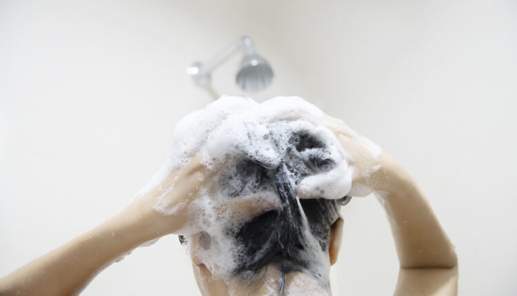Mulher lavando cabelo.