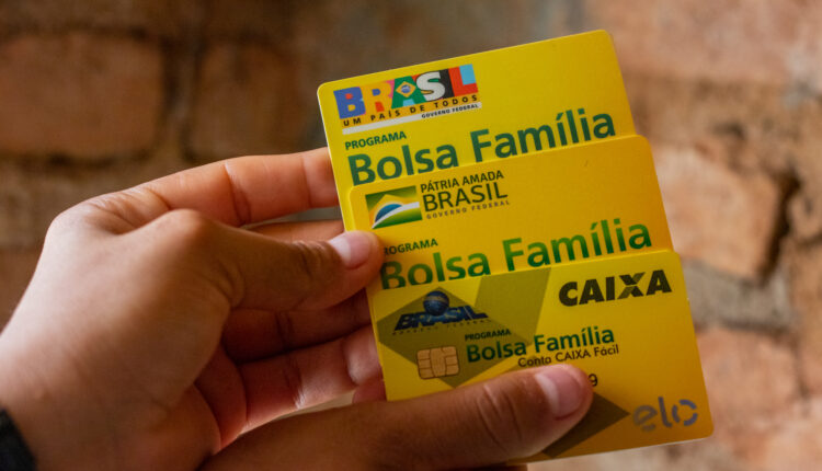 Cartões Bolsa Família.