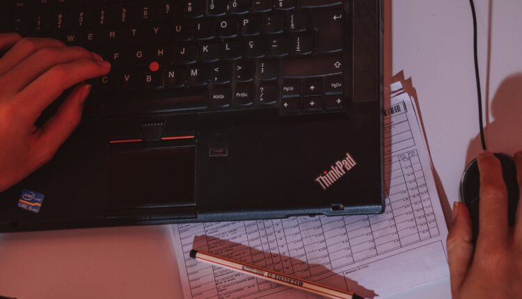 Notebook em mesa