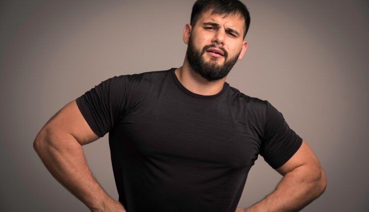 Homem de camisa preta.