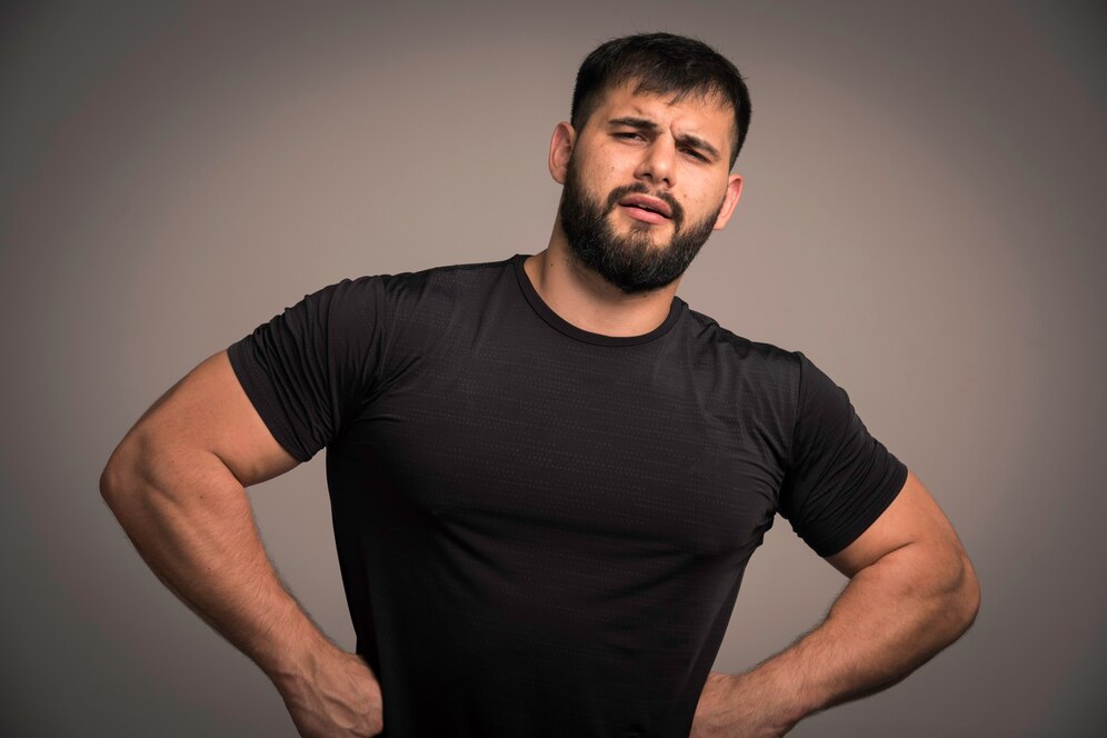 Homem de camisa preta.