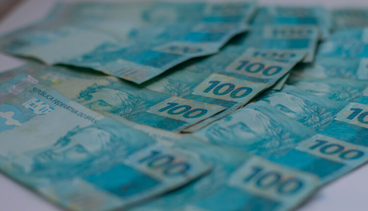 Notas de cem reais.