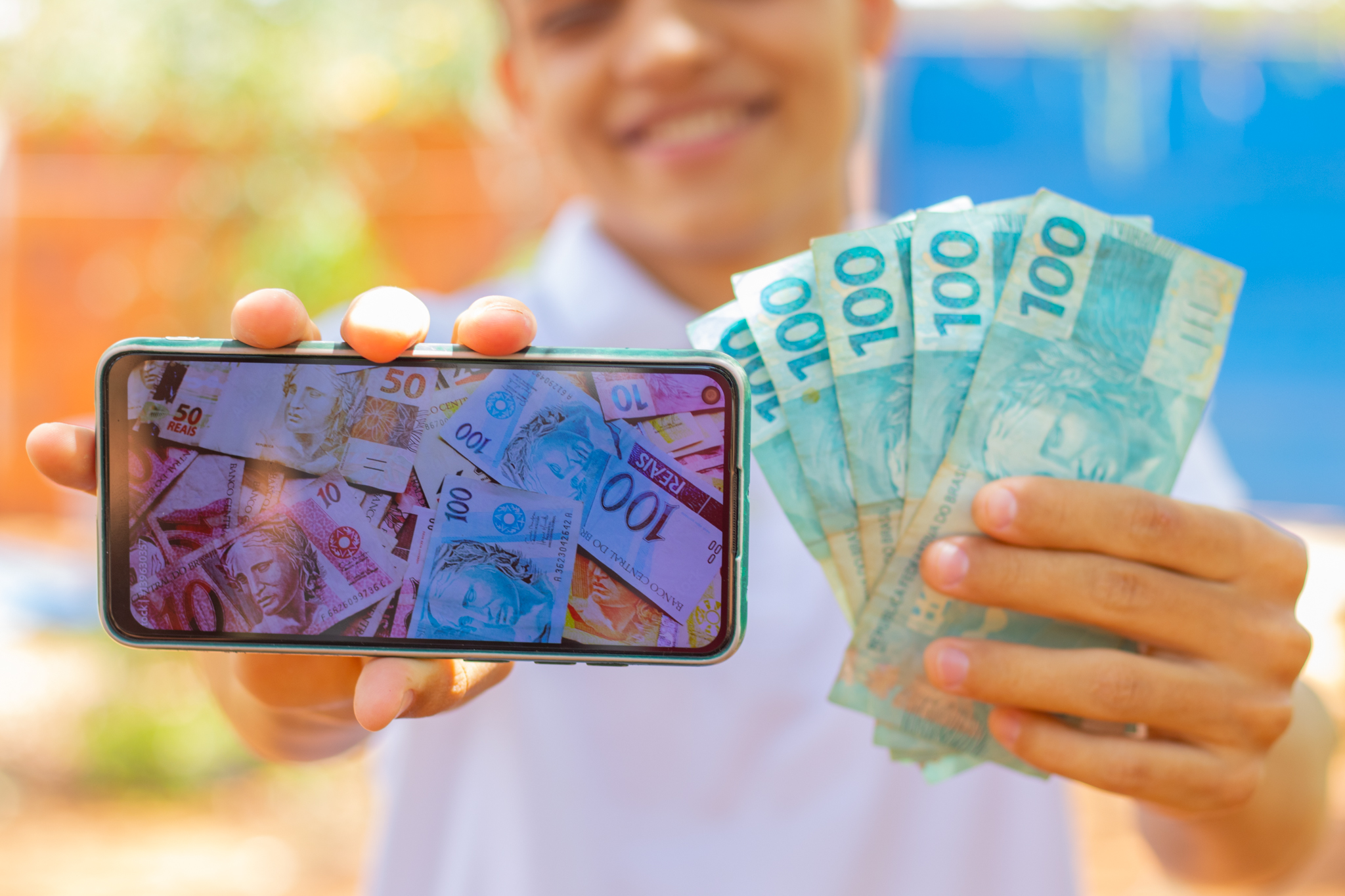 Mulher segurando dinheiro na mão.