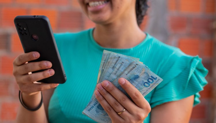 Você sabia que pode responder pesquisas e ganhar dinheiro com sites? Veja como.