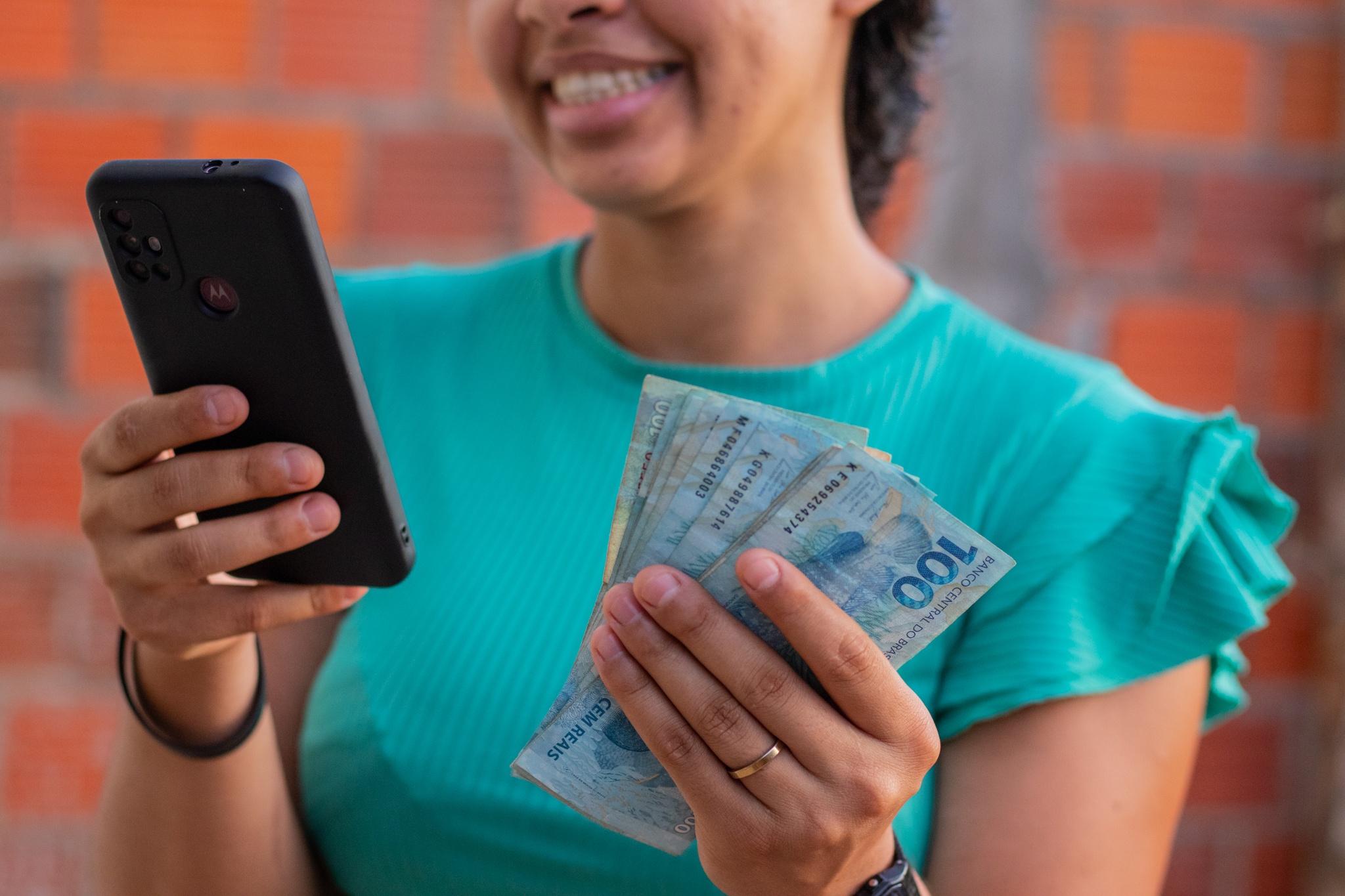 Você sabia que pode responder pesquisas e ganhar dinheiro com sites? Veja como.